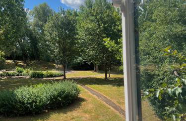 Furzton - Modern Home and Garden, Free Private Parking, TV, Sleeps 6 Guests - Photo 17