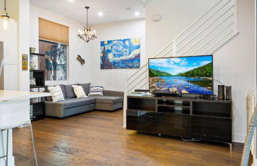 Chic Silver Lake Oasis with Breathtaking City Skyline Views, Private Rooftop & Garage - Foto 7