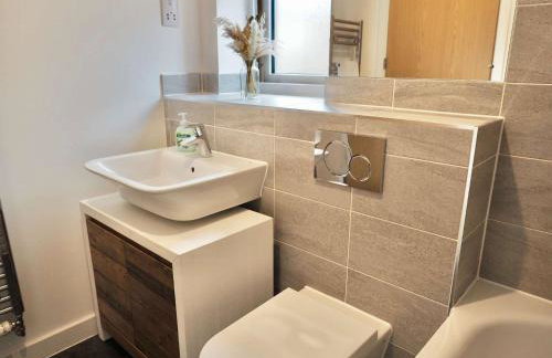 Modern & Stylish 3 Bedoom Home in Taunton - Photo 25
