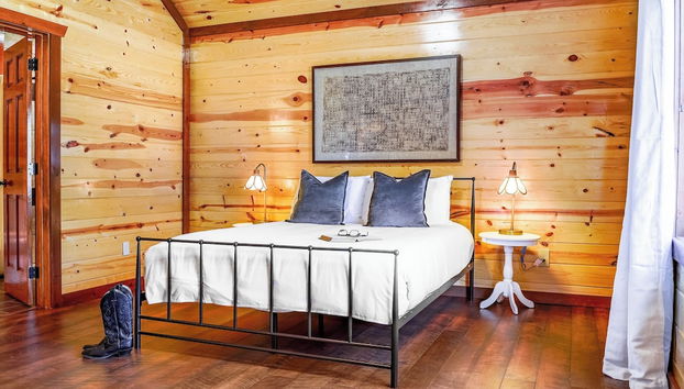 Daybreak by Avantstay Sleeps 18 Cabin + Pool/spa - Foto 2, Habitación