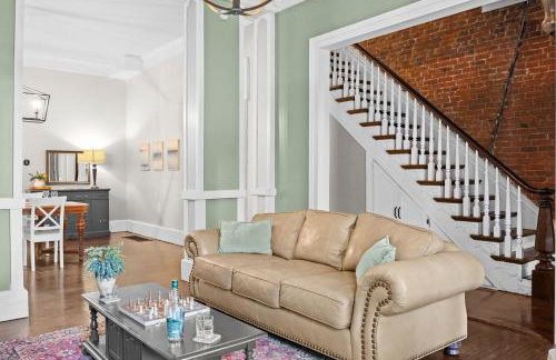 Elegant Manor w Private Yard & Modern Amenities - Foto 13