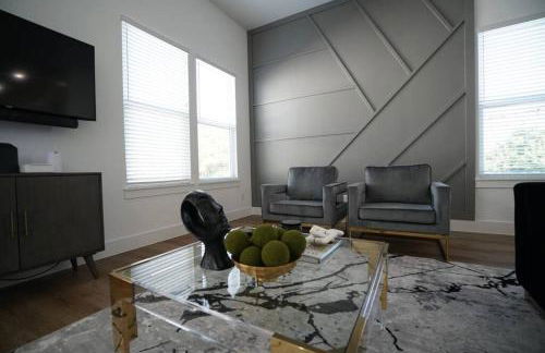 Pet Friendly Stylish 4 Bedroom home Close to All - Foto 16