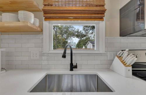 Coastal 3BD Bungalow One Block from Scenic Walkway - Foto 13