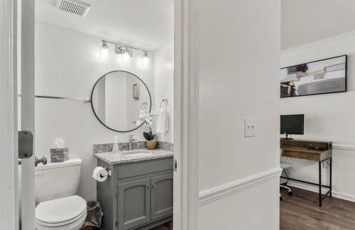 Day Dreamer minutes to Stadium with Fire pit and Parking - Foto 28