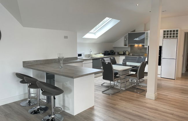 Luxury Waterfront Apartment - Photo 5