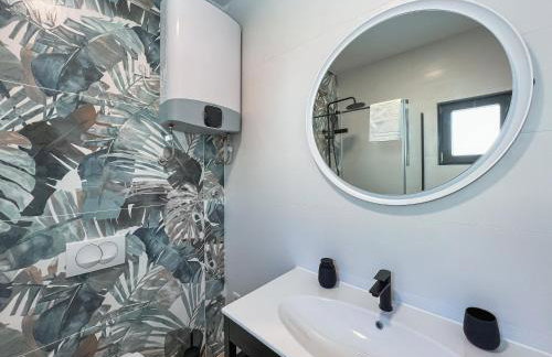 Mediterranean Oasis Seaside Villa with Pool - Foto 29