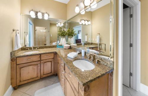 Summer Special, Lux 4BR House Sleeps 12, Pool, Elevator, King bed - Foto 38