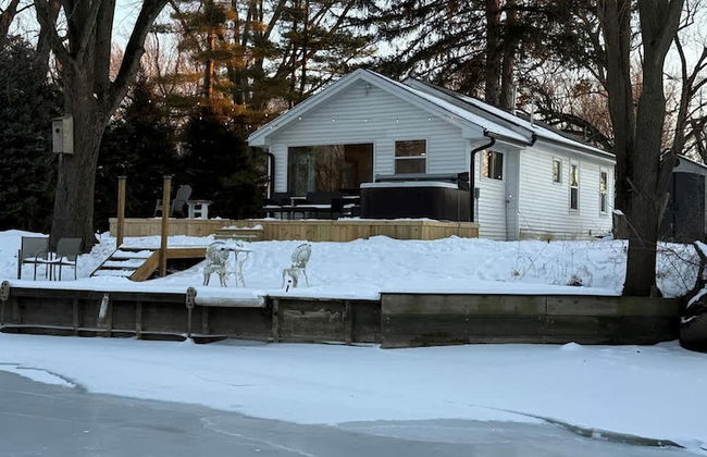 Cozy 3BR Cabin With Hot Tub on Nippersink Creek - Foto 44