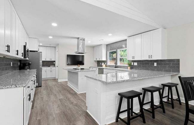 Fireside Fun by Avantstay Sleeps 18 Waterfront + Pool - Foto 17