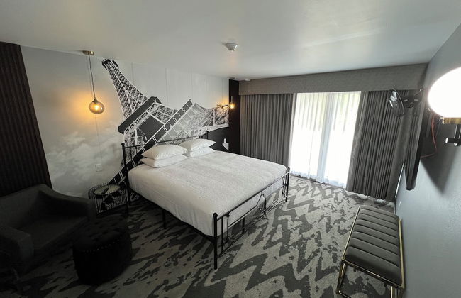 Lighthouse Inn & Suites - Photo 12