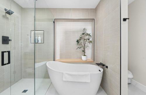 Modern Escape with Pool Ping Pong & Putting Green - Foto 25