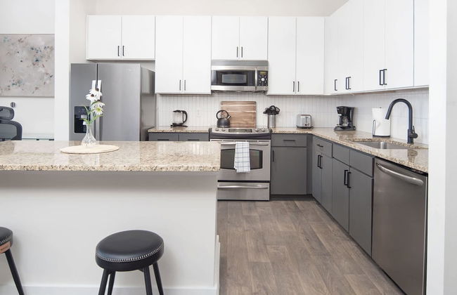 Uptown 1st Ward Corner Unit Superior 2BD Apt - Foto 59