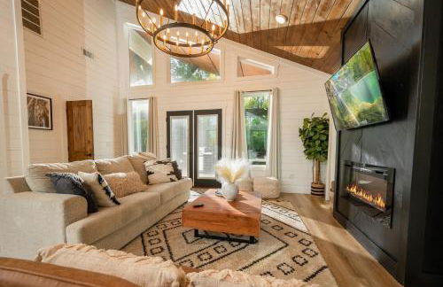 NEW Farmhouse-Chic Cabin with Hot Tub & Firepit - Foto 9