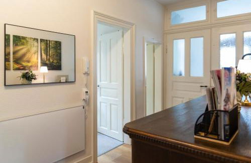 Charaktervolle 122qm Altbau-Ferienwohnung mit Stuck, viel Platz für Familien & Gruppen bis zu 8 Personen, Parkplatz inklusive - Photo 21