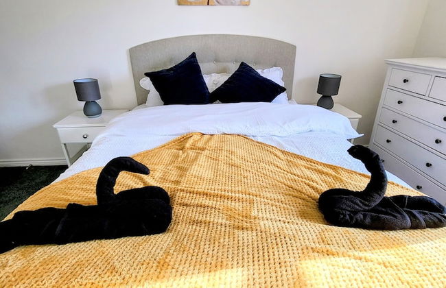 Large Modern House with Parking - Photo 27