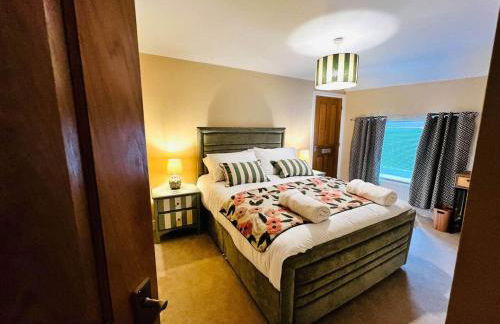 Elegant Hayfield Escape - Heart of Peak District - Photo 24