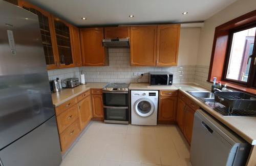 London Luxury 6 Bedroom Family House Sleeps 12 people Parking for 4 Cars Close to tube. - Foto 26