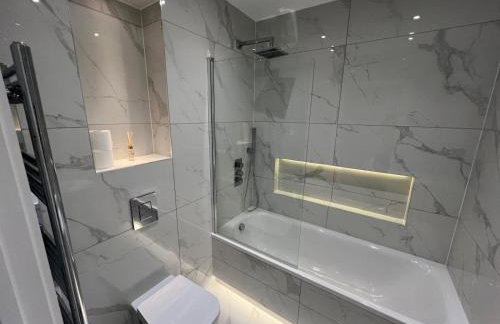 Queen Apartment - High Spec - En-Suites - 7 Guests - Foto 9