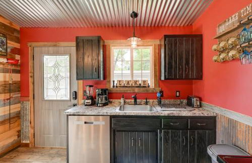 Lakeside Cabin with Fire Pit Near Pine Point Park! - Foto 10