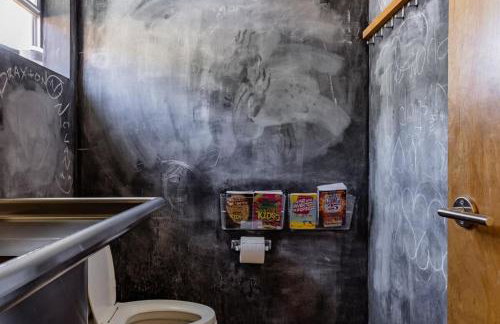 Mid Century Modern Family Home On 25 Acres! - Foto 19