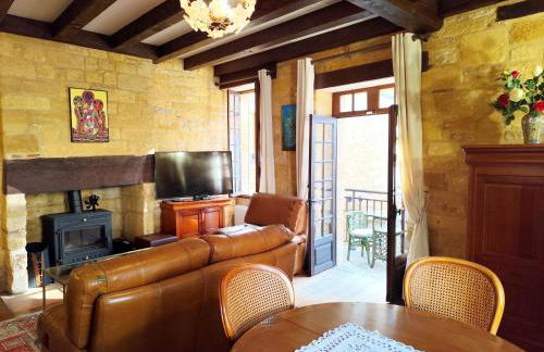 Demeure du XIIIe-XIVe s. dans la cité médiévale. - Photo 2