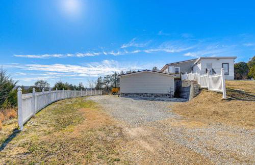 Near Hiking! Mtn-View Midway Home with Deck - Foto 24