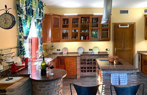 VILLA NABRISA MARBELLA, 5 BEDROOM, PRIVATE POOL, GARDEN, BBQ - Foto 17