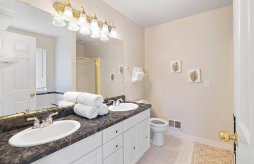 Quiet Suburban Home with Art Deco Flair - Foto 6