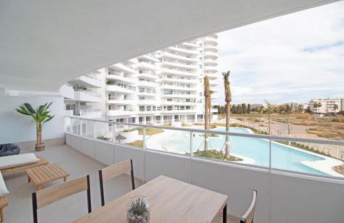 Global Properties, Apartamento con terraza y vistas a la piscina en Gran Canet - Photo 1