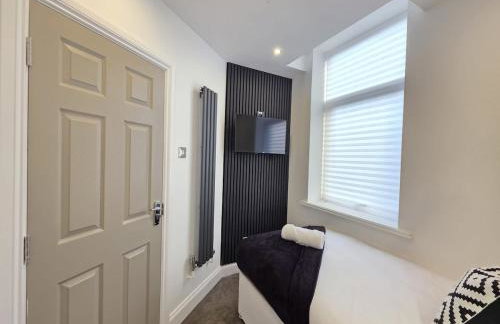 #18 Anfield 5 min walk Sleeps 7 4BR 5Bed 3Bathrms - Photo 47