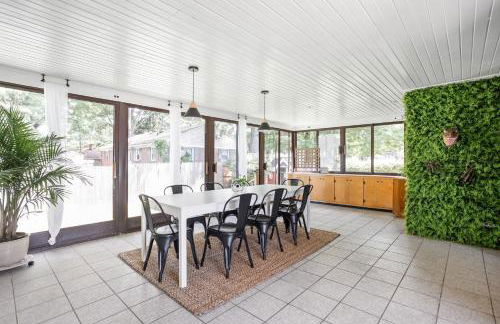 5BR 2BA Fun Family Home Sleeps 12 Pinball TVs 15m DT - Foto 31