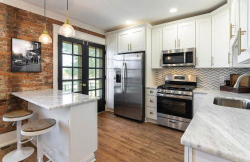 2BR Townhome with Parking - Walk to Stadiums & Downtown - Foto 8