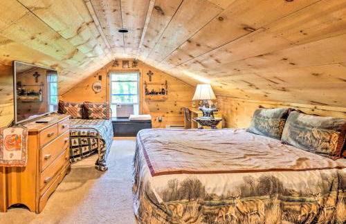 Secluded and Quiet Pocono Mountain Cabin with Hot Tub! - Foto 16