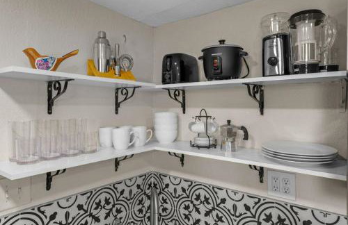 Remodeled 2BR Apartment w/ Garden Deck - Photo 10