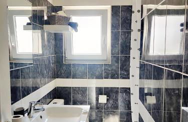 Caroline's - Photo 9