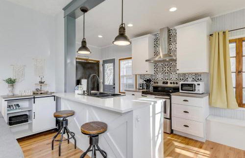 Cozy North End Farmhouse Easy walk to Downtown - Photo 7