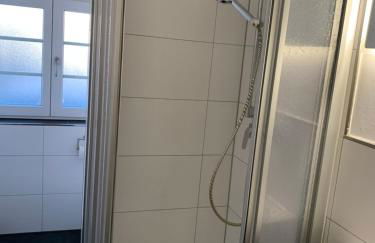 Für Gruppen und Familien - große Ferienwohnung Nähe Stadtpark, 4 Schlafzimmer, 2 Bäder, Terrasse, Parkplatz - Foto 29