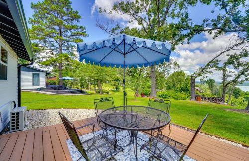 Yard with Lake View Home Near Table Rock Lake! - Foto 18