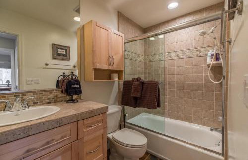 Mammoth Basecamp Condo with Views near Village with AC and Fireplace - Foto 9