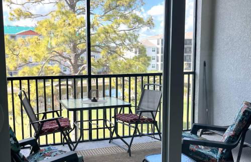 Stylish 3rd-Floor Condo with Golf Course Views - Foto 16