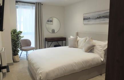 Entire Prestige Apartment in Poole Quay - Free Parking, Fast WiFi, Smart TV & Netflix - Foto 18