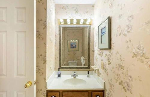 Lrge 5 BR 9 Beds Near DC-Pool, Hot Tub, Gym, Game Rm, Fire Pit - Foto 18