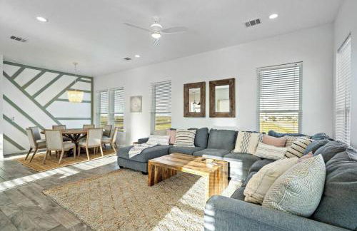 Picturesque beach house with plenty of room and amazing decks, close to beach - Foto 1