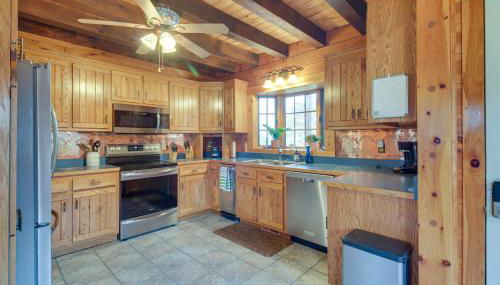 Peaceful Raphine Cottage with Deck and Fireplace! - Foto 5