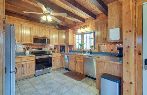 Peaceful Raphine Cottage with Deck and Fireplace! - Foto 5