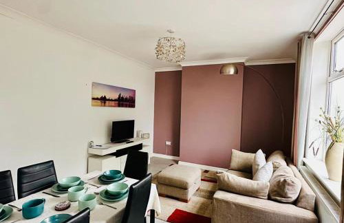 #56 4-Bedroom House Near Shops with Free Parking - Foto 23