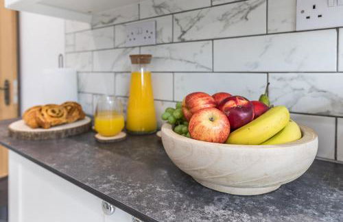 4 Bed Home sleeps 7 close to Cheshire Oaks Princes Rd - Photo 49