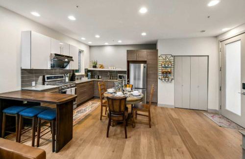 Lake & City View Modern Retreat w AC - Photo 7