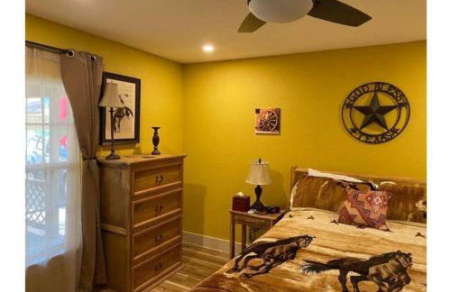 Stockyards-Walk 1 Block to StockYards-Cowboy Cabin - Photo 25