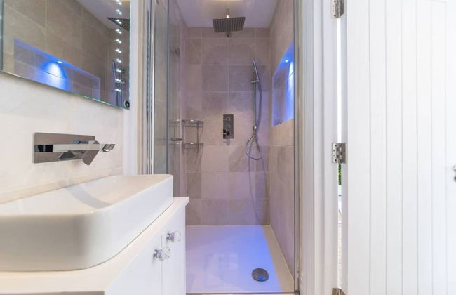 Fulham 2-bed Apt w/ South Terrace Near Tube - Photo 18